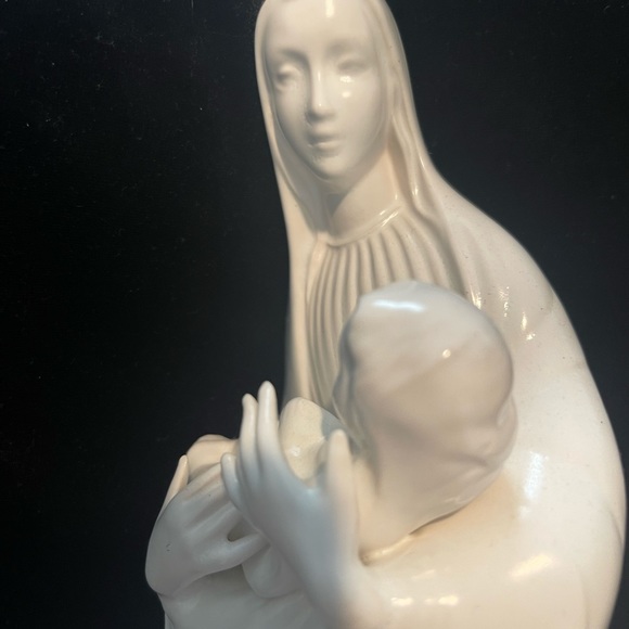 Beautiful Porcelain Seated Madonna with Baby Jesus. 9” high 8.5” at the widest - Picture 3 of 12